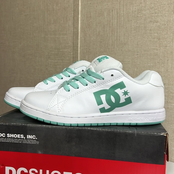 WOMEN’S DC GAVELER SNEAKERS SIZE 6.5 IN WHITE AND MINT - Picture 2 of 9